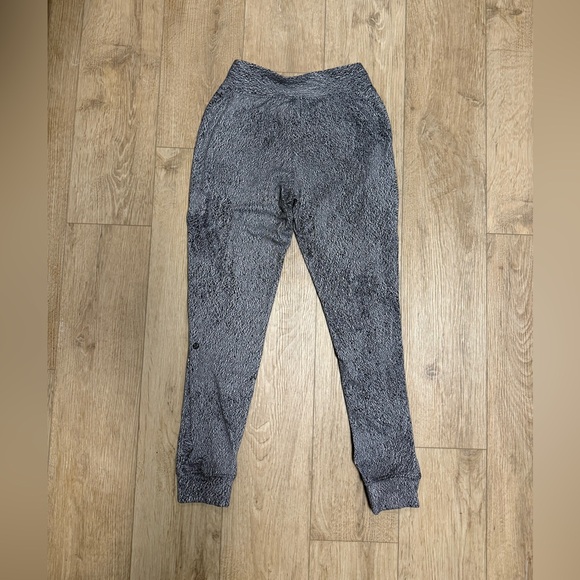 Lululemon Ready To Rulu Pant
Running Luon Spray Jacquard White Black. Size 4. - Picture 5 of 6